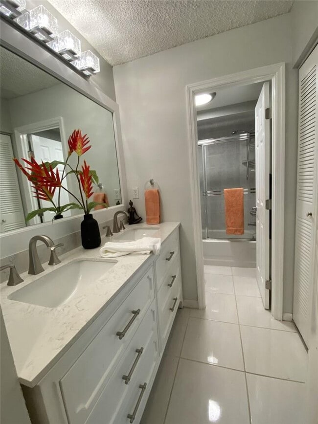 Building Photo - 21 Jacaranda Dr