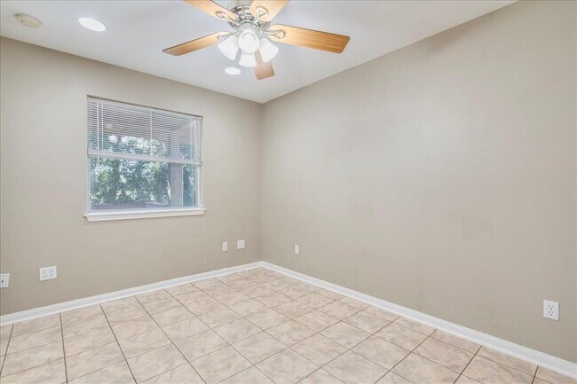 Building Photo - 1004 Misty Acres Dr