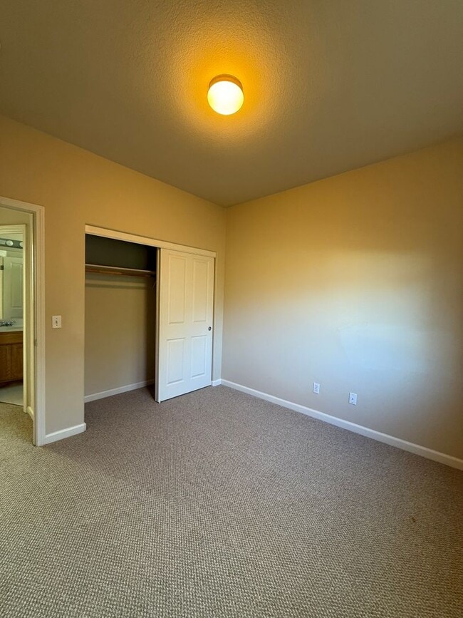 Building Photo - Lovely 3 Bedroom Home near Sutter Hospital in Wikkiup!