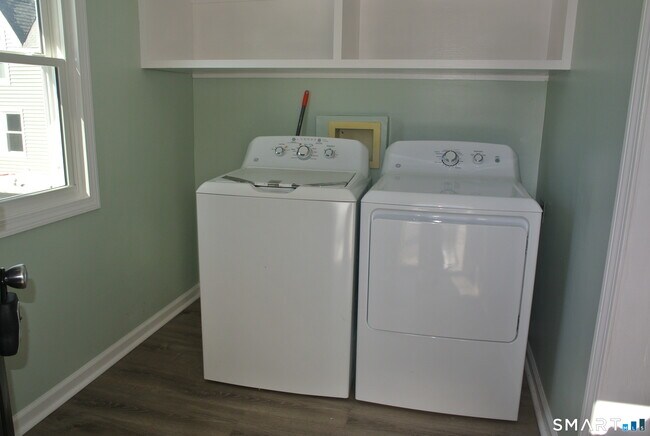 Building Photo - 492 W River St