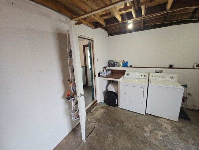 Building Photo - Beautifully designed 2BD/1BA home located near Henderson Center!
