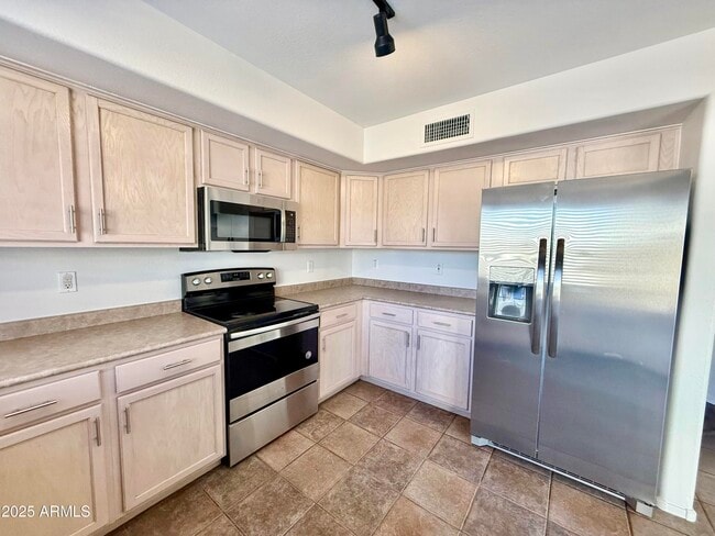 Building Photo - 1782 E Oakland St