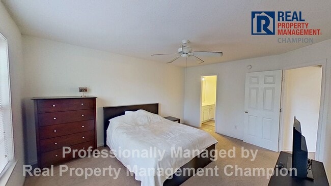 Building Photo - Upper Level Condo in Holton Place w/Community Pool