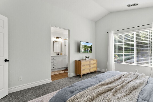 Building Photo - Stunning Aliso Viejo Pool Home 4 Bedroom