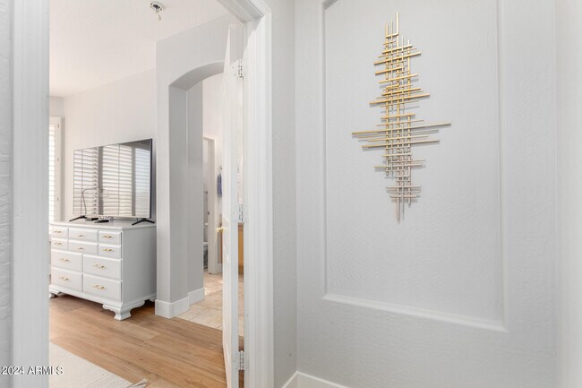 Building Photo - 3725 E Meadowview Dr