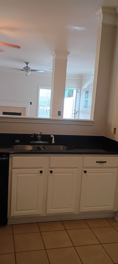 Building Photo - Lovely Townhome in Southeast Columbia