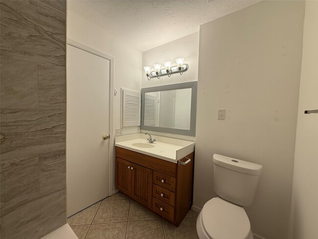 Building Photo - 10119 Leawood Blvd