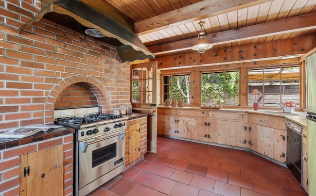 Building Photo - 700 Coventry Rd