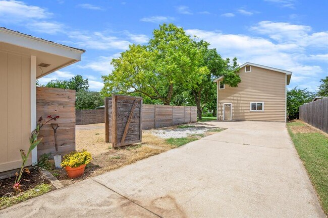 Building Photo - 15302 Spring Hill Ln