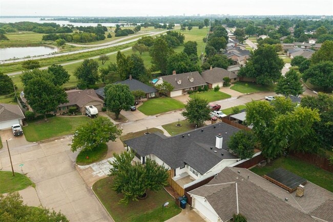 Building Photo - 9009 Lakeaire Dr