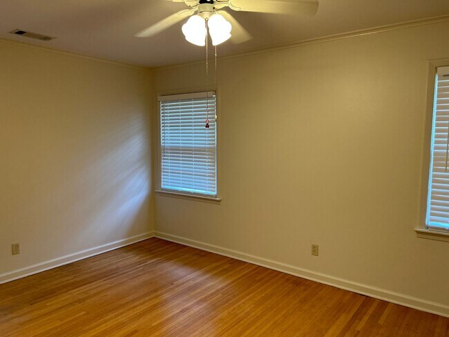 Building Photo - Great Street in East Memphis ! Renovated k...
