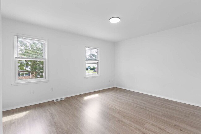 Building Photo - Renovated townhouse