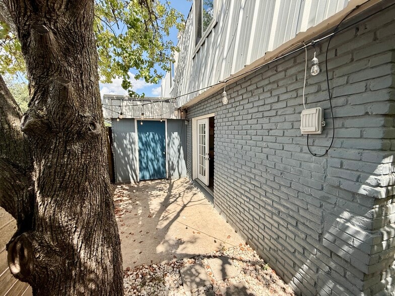 Building Photo - 2218 Mission Hill Dr