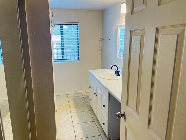 Building Photo - 50 Chaparral Dr