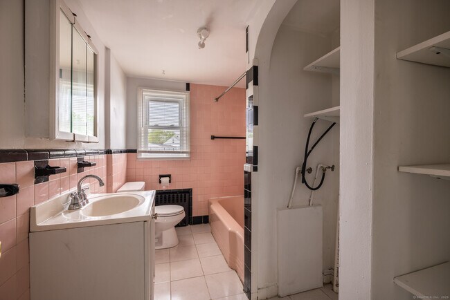 Building Photo - 436 Sedgewick Ave