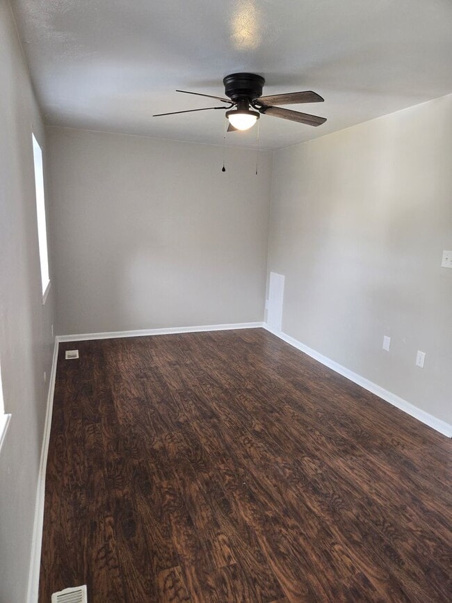 Building Photo - Move In Ready!!