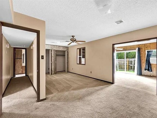 Building Photo - 2 Bed, 2 Bath Townhome | 1,600 Sq Ft | Near 52nd Gate