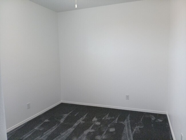 Building Photo - Newly-renovated 3 bedroom, 2 bathroom in Los Lunas! All new appliances! HUGE yard! Showings avail...