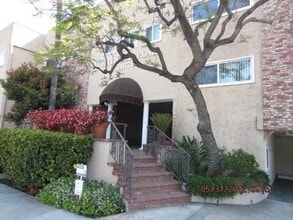 Building Photo - Brentwood Lower  1+1