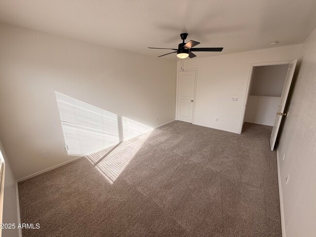 Building Photo - 422 E Saddle Way