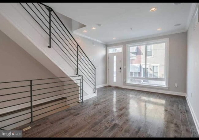Building Photo - 1529 S Lambert St
