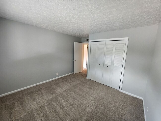 Building Photo - Beautiful 2 bedroom 1 bath 2nd floor condo...