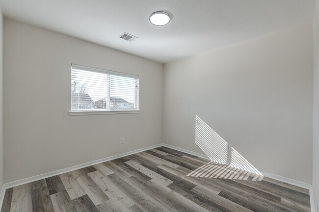 Building Photo - 20702 Settlers Lake Cir N