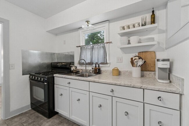 Building Photo - Charming 3-Bedroom Home with Modern Finishes and Inviting Patio!