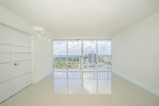 Building Photo - 7601 E Treasure Dr