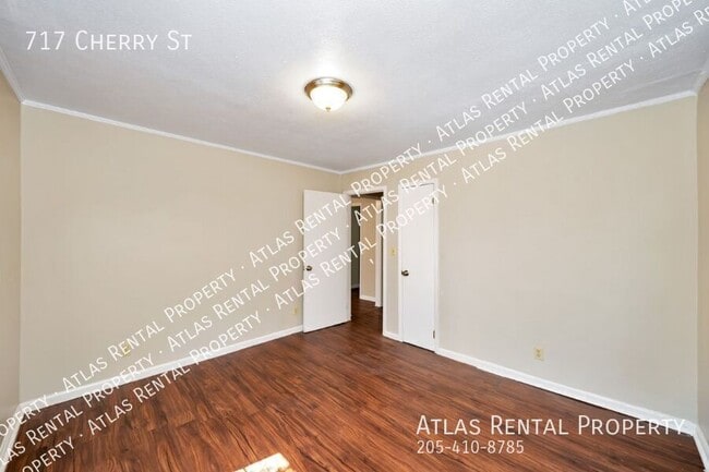 Building Photo - 717 Cherry St