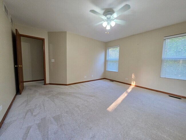 Building Photo - 3959 Blackstone Dr