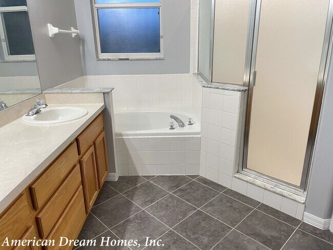 Building Photo - A Gorgeous Home with Beautiful Water View in Andover Point!