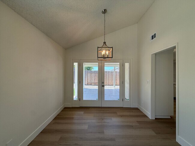 Building Photo - 1120 Village Dr