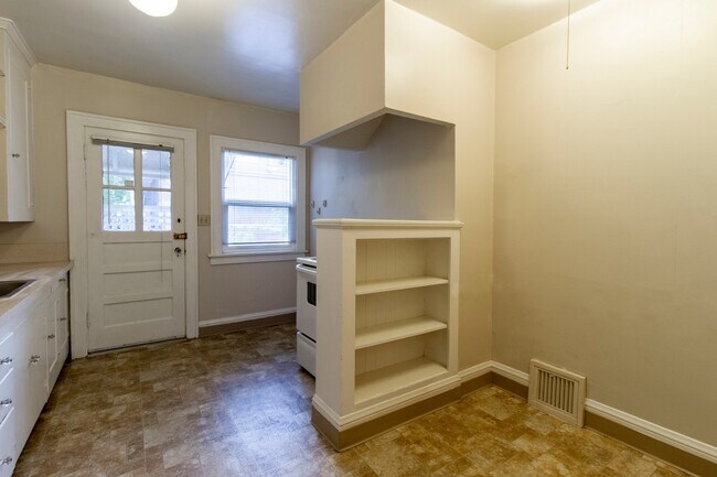 Building Photo - Charming One Bedroom Unit in Fourplex with Original Hardwoods, Breakfast Nook, Detached Garage