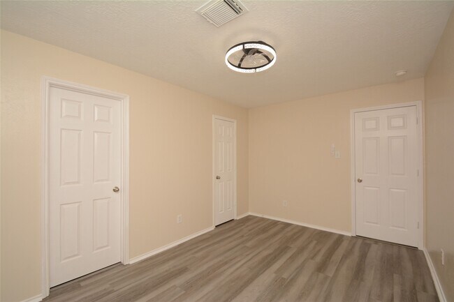 Building Photo - 11015 Shumard Oak Ct