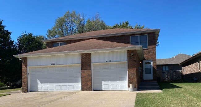 Building Photo - Great 2 bedroom 1.5 bathroom  Duplex