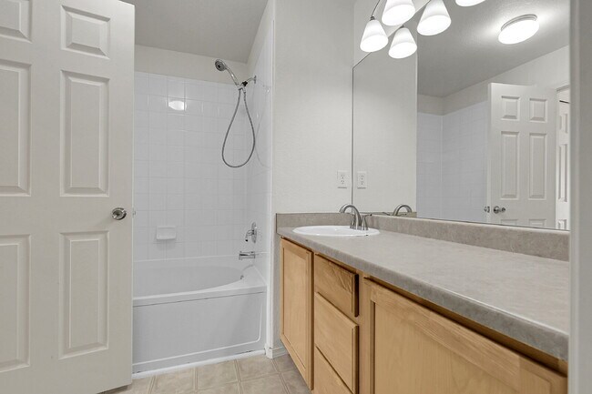 Building Photo - $2,100.00, 2 bed, 2 bath Condo with detach...