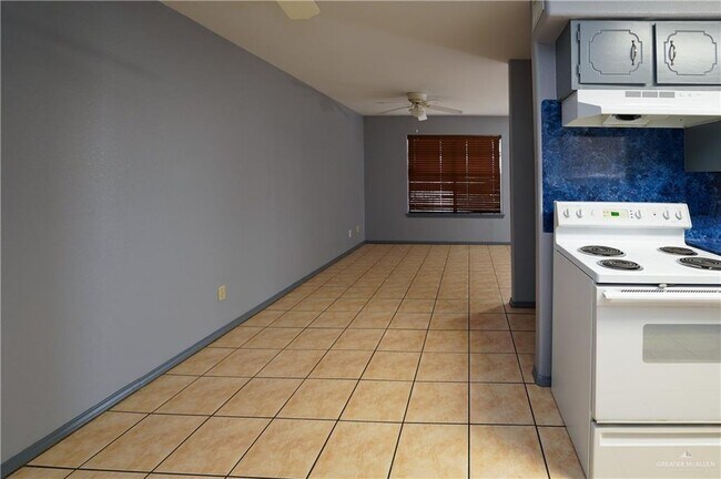 Building Photo - 204 E Gomez Dr