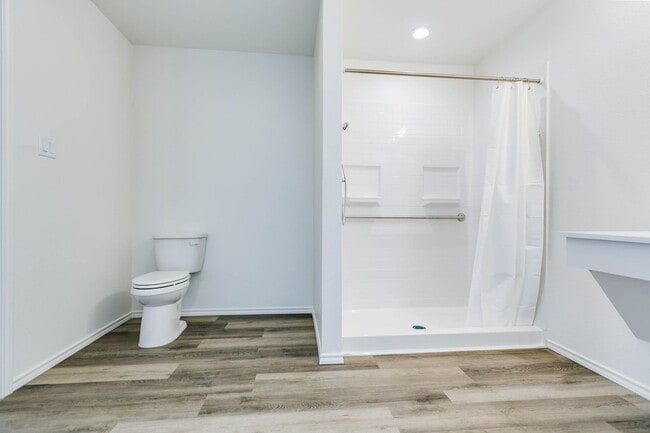 Building Photo - COMING SOON - 2 Bedroom Duplex w/ Modern F...