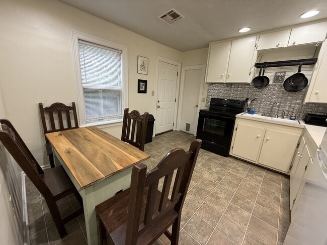 Building Photo - 2710 S Washington St