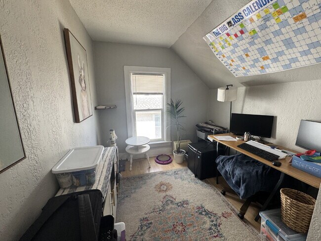 Building Photo - Charming 2-Bed upper Duplex in NE in Minneapolis