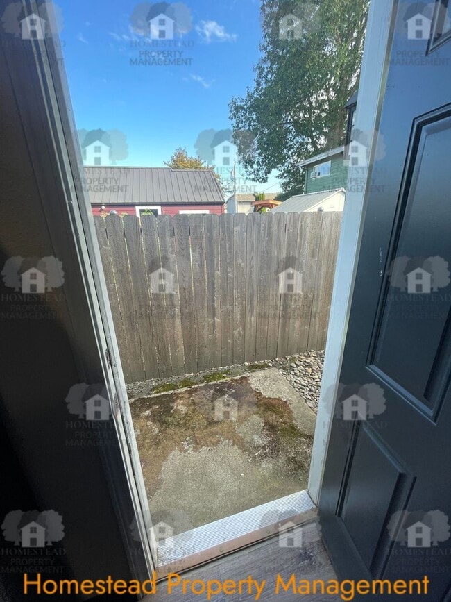 Building Photo - 595