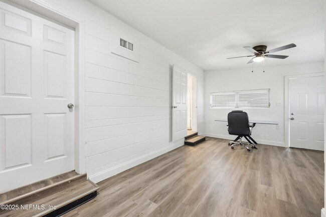 Building Photo - 10303 Westmar Rd