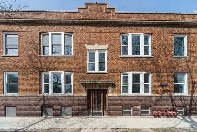 Primary Photo - 2010 W Cornelia Ave