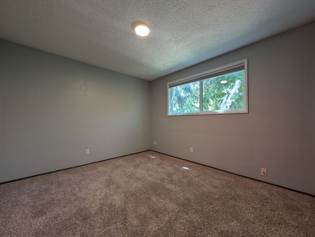 Building Photo - 3 Bedroom, 2.5 Bathroom 2-Story Duplex Wit...