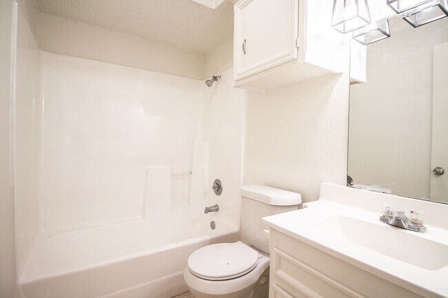 Building Photo - Great 3 bedroom 2 bathroom house in South Lubbock!