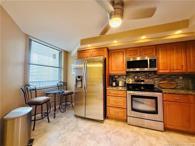 Building Photo - 9500 S Ocean Dr