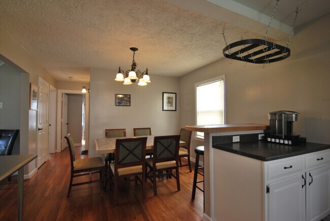 Building Photo - 216 Zandale Dr