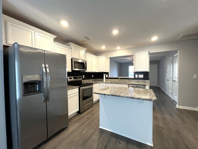 Building Photo - Immaculate 3 Bedroom 3 Bath Townhome in Smyrna!