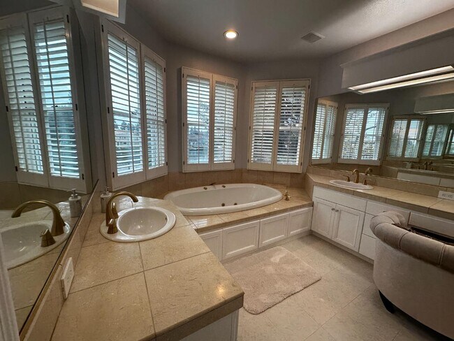 Building Photo - 4824 Longcove Dr